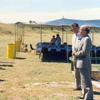Unveiling of monument to John Oxley at Sandstone Point on 14 April 1987