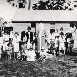 School students in front of the Albert Hall, ca. 1923